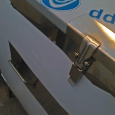 Caixa branca com mola metálica para fecho e janela transparente com texto azul