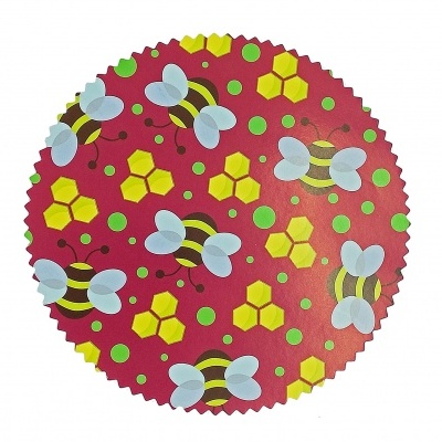 Disco redondo decorado com padrão de abelhas, flores amarelas e círculos verdes sobre fundo vermelho
