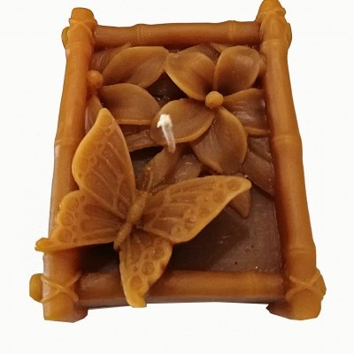 Vela decorativa castanha com moldura tipo bambu, flores e borboleta
