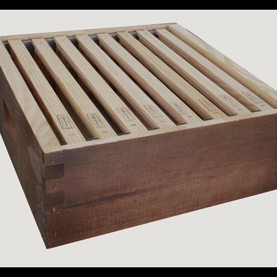 Cuba de colmeia em madeira com barras horizontais removíveis, cor natural