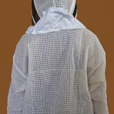 Veste branca de malha quadriculada com capuz vista de costas