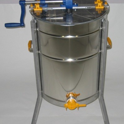 tacho inoxidável com manivela azul e torneira amarela em suporte metálico