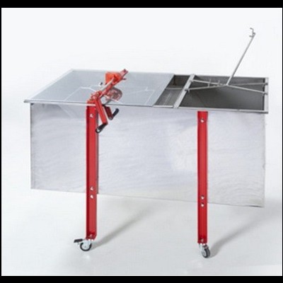 Mesa metálica de trabalho com tampo dividido e pernas vermelhas com rodas.