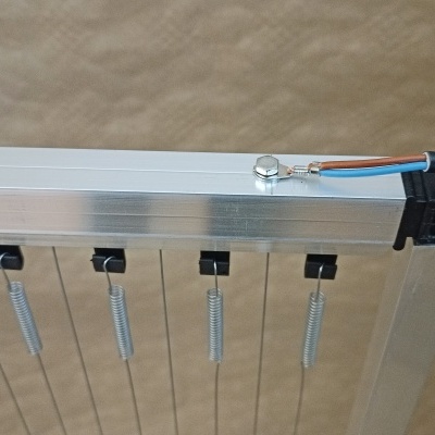 Estrutura metálica com molas suspensas e cabo elétrico com fios expostos