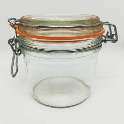 Frasco de vidro com tampa e fecho metálico em fundo branco