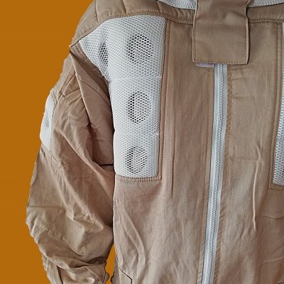 Casaco bege com painéis de malha branca nas ombreiras e zíper frontal branco