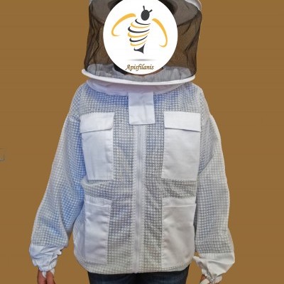 Roupa de apicultor branca com chapéu e tela de proteção preta em fundo castanho