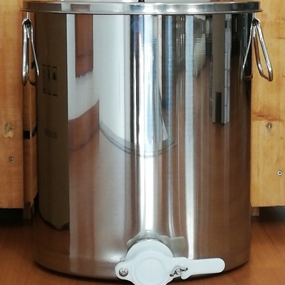 Recipiente metálico prateado com tampa e válvula