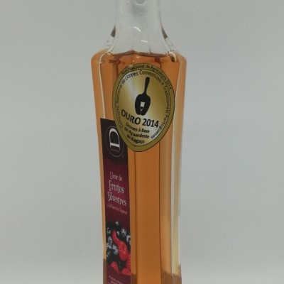 Garrafa de licor de frutos silvestres com rótulo vermelho e selo ouro 2014
