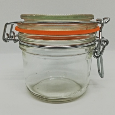 Frasco de vidro com tampa e vedante laranja
