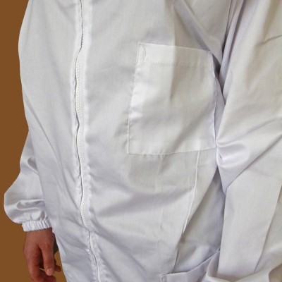 Macacão branco com bolsos e fecho oculto, fundo castanho