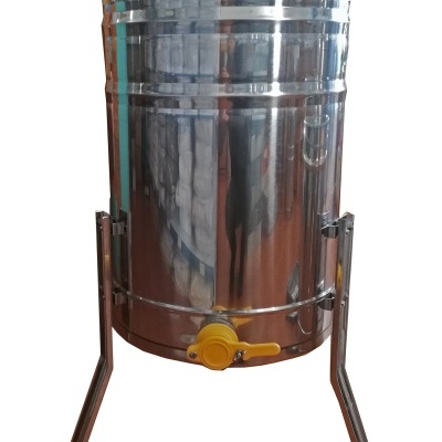 Recipiente metálico prateado com tampa e pernas inclinadas