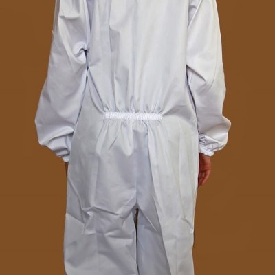 Fato de apicultura branco com capuz e rede preta visto de costas.