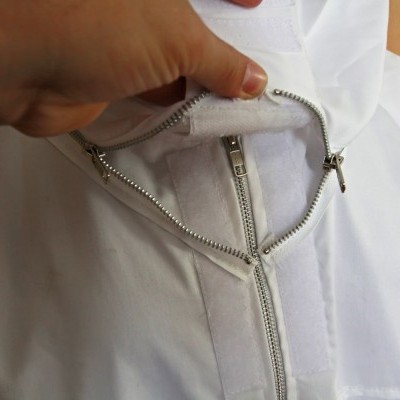 Casaco branco com fecho de correr prateado e velcro