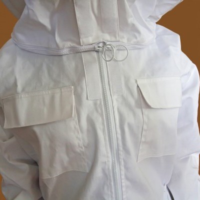 Casaco branco com fecho e bolsos dianteiros