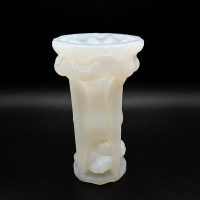 Vaso decorativo branco translúcido com design ornamental em fundo preto