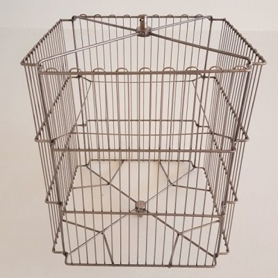 Gaiola metálica quadrada cinza feita com barras finas verticais e horizontais