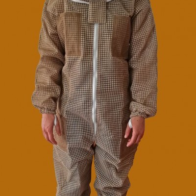 Macacão de apicultura bege com padrão quadriculado e rede protetora preta no rosto com logótipo Apisflanis