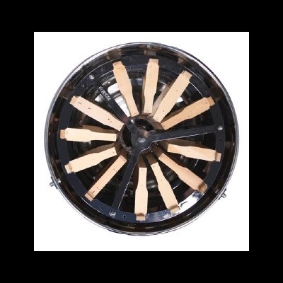 Roda de fumo metálica preta com espetos de madeira