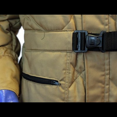 Casaco acolchoado amarelo com cinto preto e zíper no bolso