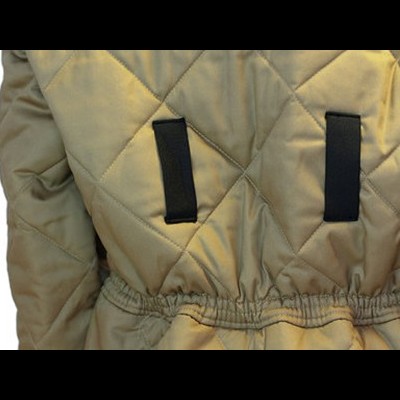 Casaco acolchoado bege com detalhes pretos e cintura franzida