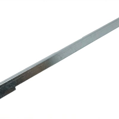 Barra metálica prateada longa com textura brilhante sobre fundo branco