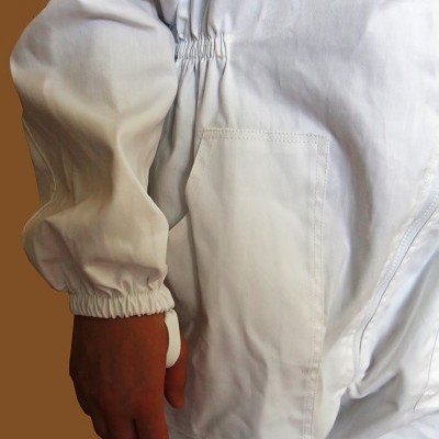 Macacão branco com bolso frontal e punhos elásticos