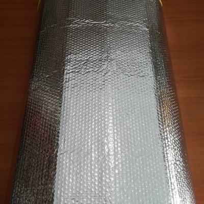 Rolo de isolamento térmico prateado bolha amarrado com corda amarela