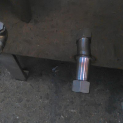 Juntas de encanamento metálicas com porcas hexagonais em superfície metálica escura