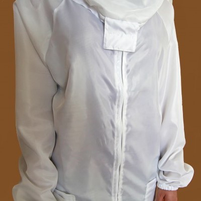 Bata ou casaco branco com fecho de correr e punhos elásticos