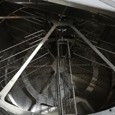 Estrutura metálica cilíndrica com cestas de arame internas