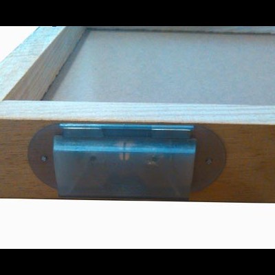 Moldura de madeira clara com proteção plástica azul translúcida e metal oval cinzento