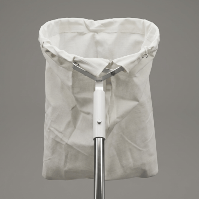 Neteador de piscina com saco branco pendurado