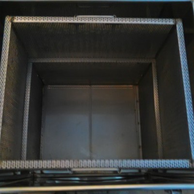 Cesto quadrado de metal perfurado visto de cima