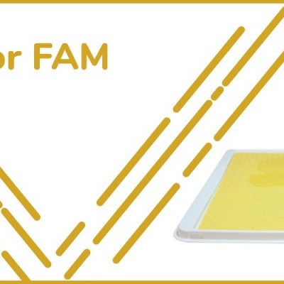 Dispensador FAM branco com luvas manuseando.