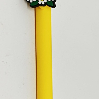 Caneta amarela com clip decorado com hexágonos e flores brancas