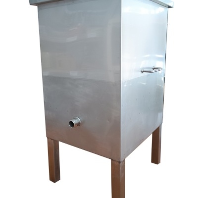 Contentor metálico branco com cano e alça, sobre pernas metálicas.