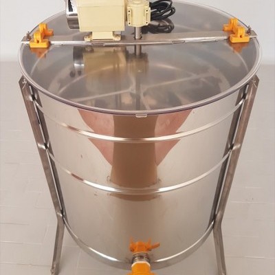 Extractor de mel em aço inoxidável com motor elétrico amarelo e torneira laranja.