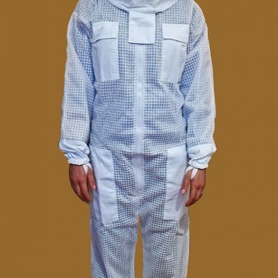 Macacão branco de apicultura com rede protetora preta e botas castanhas