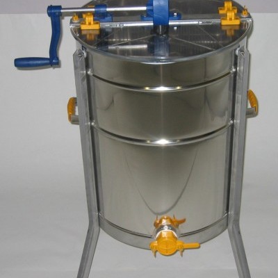 Máquina de extração de mel de aço inoxidável com manivela azul e torneira amarela em fundo branco.