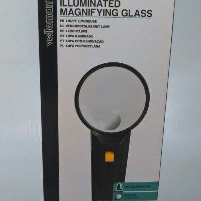 Caixa de lupa iluminada preta com botão amarelo e texto multilingue