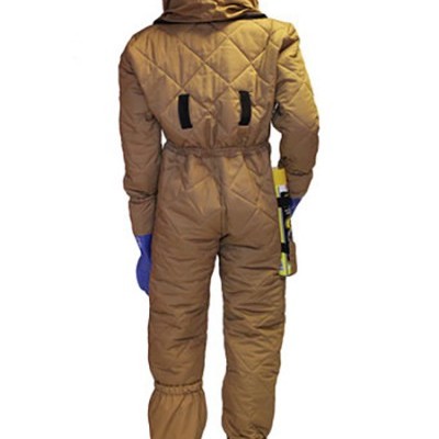 Fato de proteção acolchoado amarelo com capuz e luvas azuis numa manequim