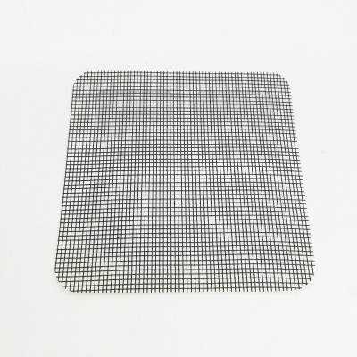 Grelha metálica quadrada com padrão quadriculado preto