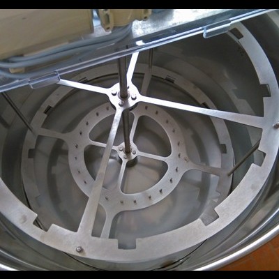 Interior metálico cilíndrico com lâminas e suportes circulares