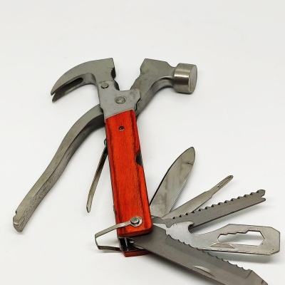 Multiferramenta em metal e madeira com várias lâminas e martelo