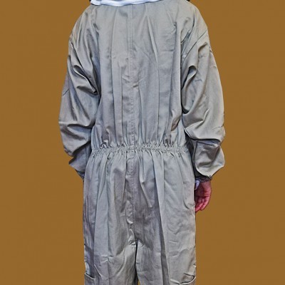 Macacão cinzento para apicultura com véu preto e branco visto de costas