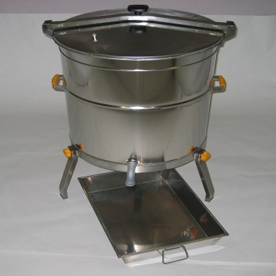 Panela metálica grande com tampa, pés e torneira com bandeja em fundo branco