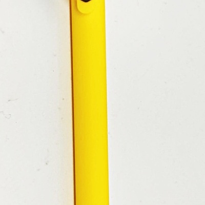 Caneta amarela com coração preto e amarelo com texto Sweet Honey