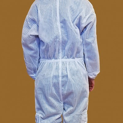 Pessoa a usar fato de apicultor branco com proteção de malha preta e chapéu