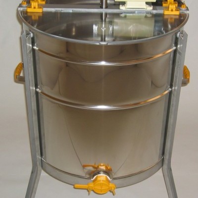 Tanque metálico cilíndrico em aço inox com motor elétrico e válvula amarela